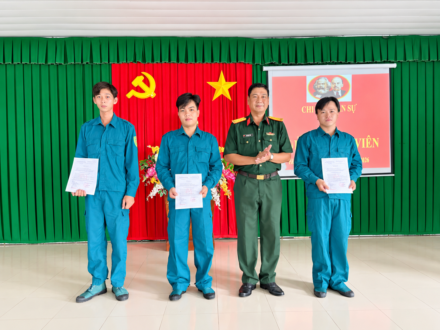 Chi bộ quân sự phường Hòa Thuận kết nạp 3 đảng viên là dân quân cơ động