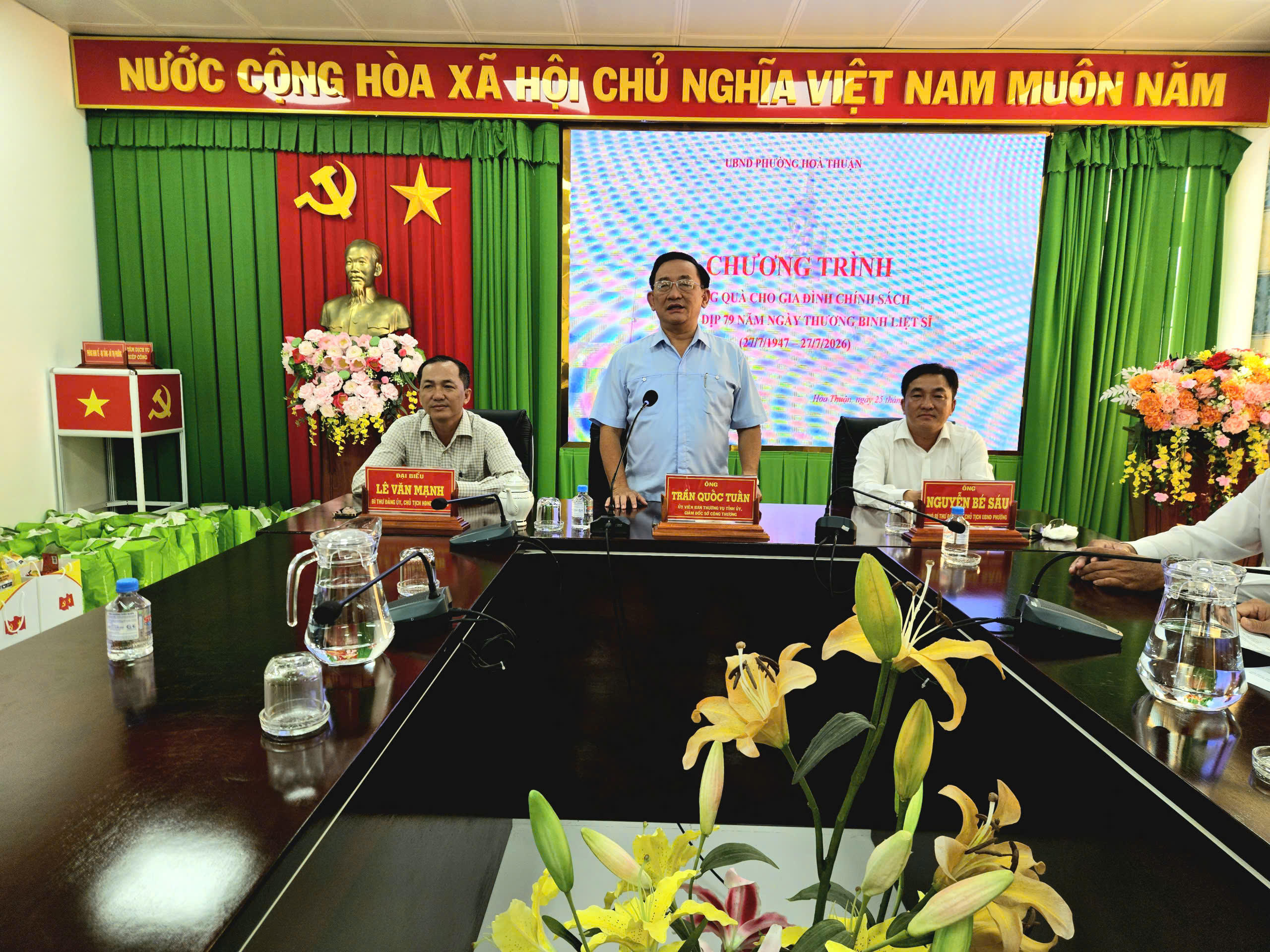 Phường hòa thuận tổ chức chương trình tặng quà cho gia đình chính sách nhân kỷ niệm 79 năm ngày thương binh - liệt sĩ (27/7/1947 – 27/7/2026)