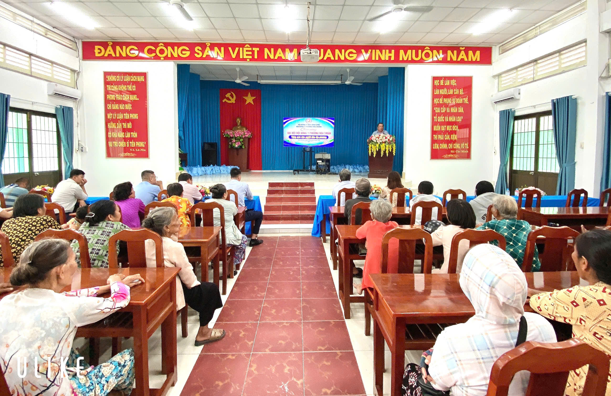 Phường Hòa Thuận phối hợp Hội Đông y tỉnh Vĩnh Long tổ chức trao 100 phần quà cho gia đình chính sách và hộ khó khăn