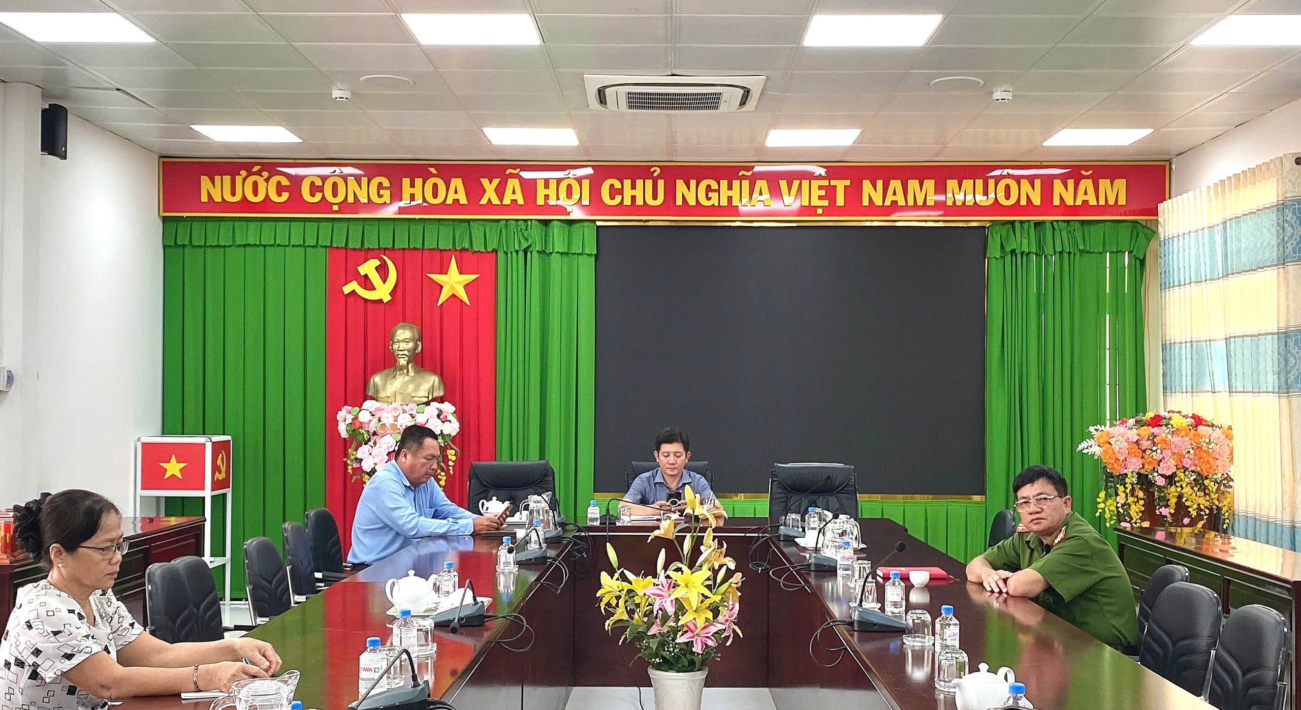 Phường Hòa Thuận tham dự trực tuyến Hội nghị triển khai kế hoạch khám sức khỏe định kỳ, khám sàng lọc miễn phí và phát động chiến dịch 90 ngày đêm sàng lọc sức khỏe miễn phí cho người dân