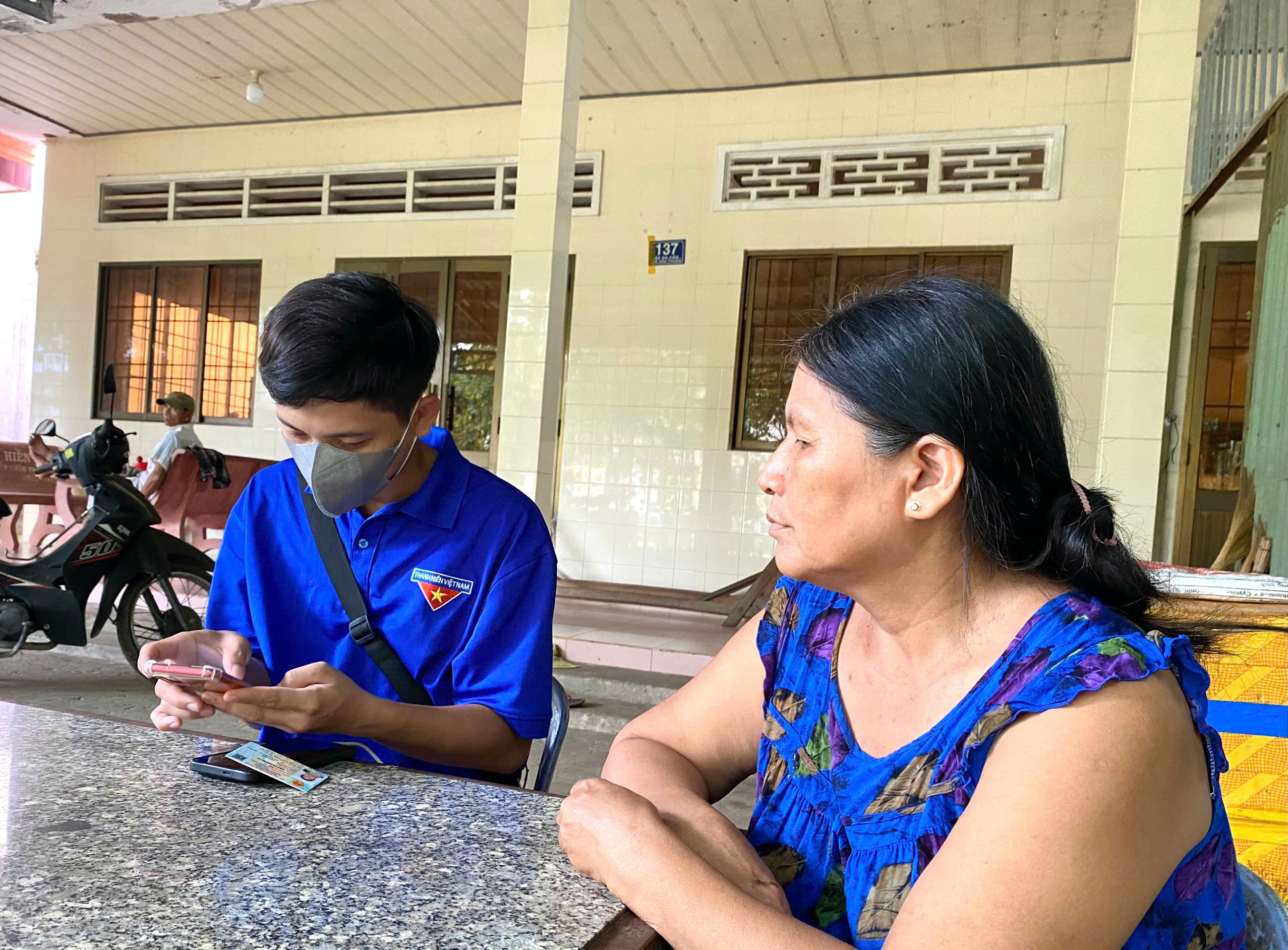 Tổ Công nghệ số cộng đồng phường Hòa Thuận ra quân hỗ trợ người dân chuyển đổi số