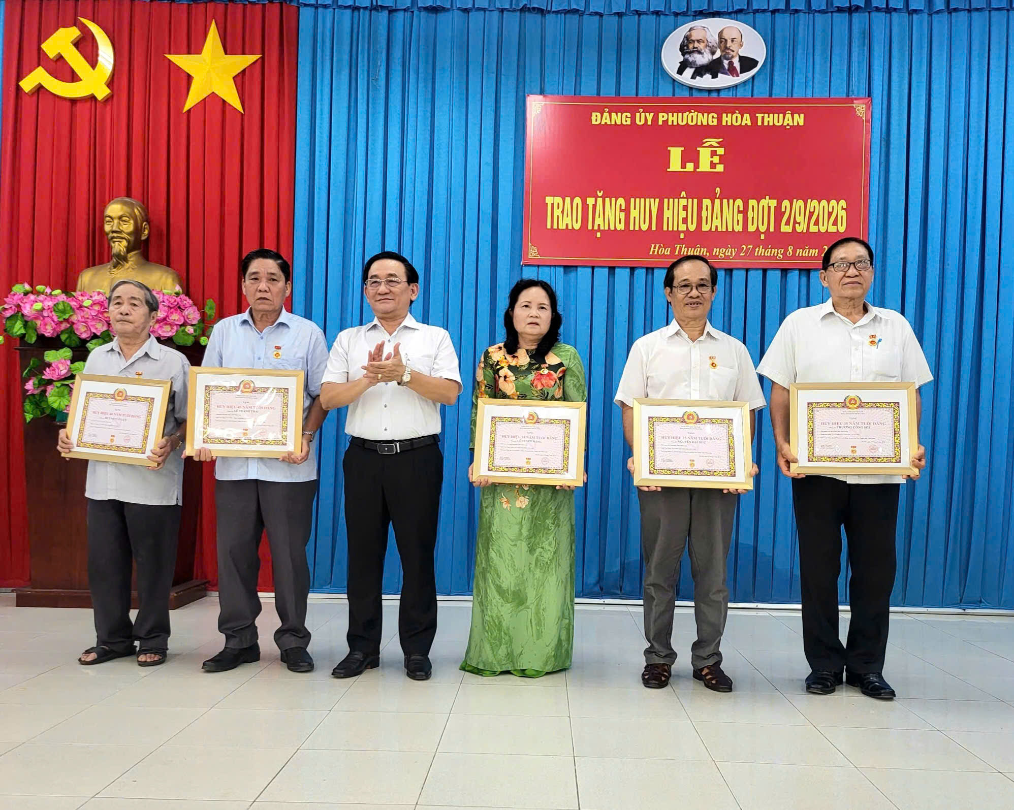 Đảng ủy phường hòa thuận trao tặng huy hiệu đảng đợt 2/9/2026