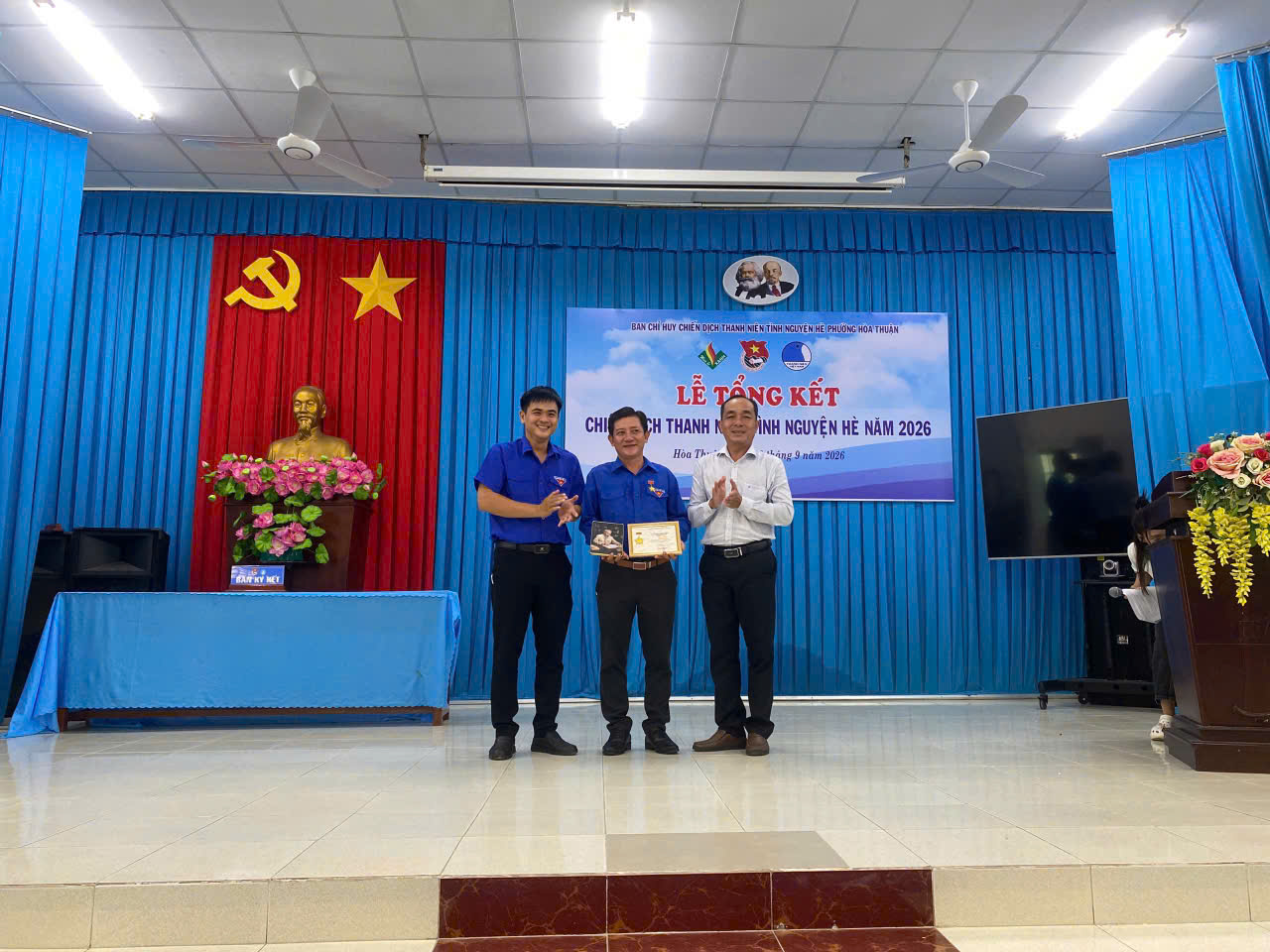 Phường Hòa Thuận trao tặng Kỷ niệm chương Vì thế hệ trẻ