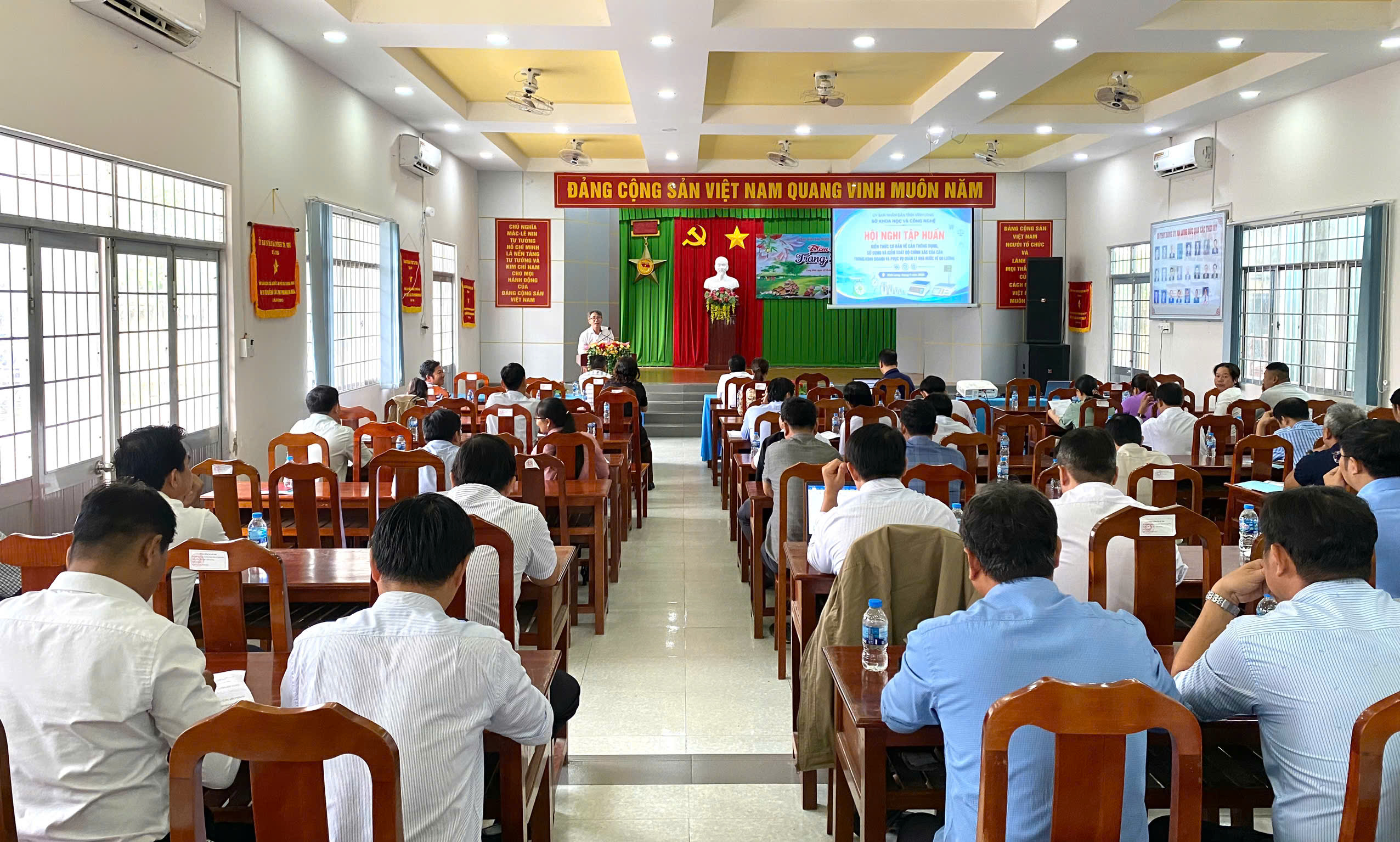 Sở Khoa học và Công nghệ tỉnh Vĩnh Long tổ chức Hội nghị tập huấn kiến thức về cân và kiểm soát độ chính xác trong kinh doanh