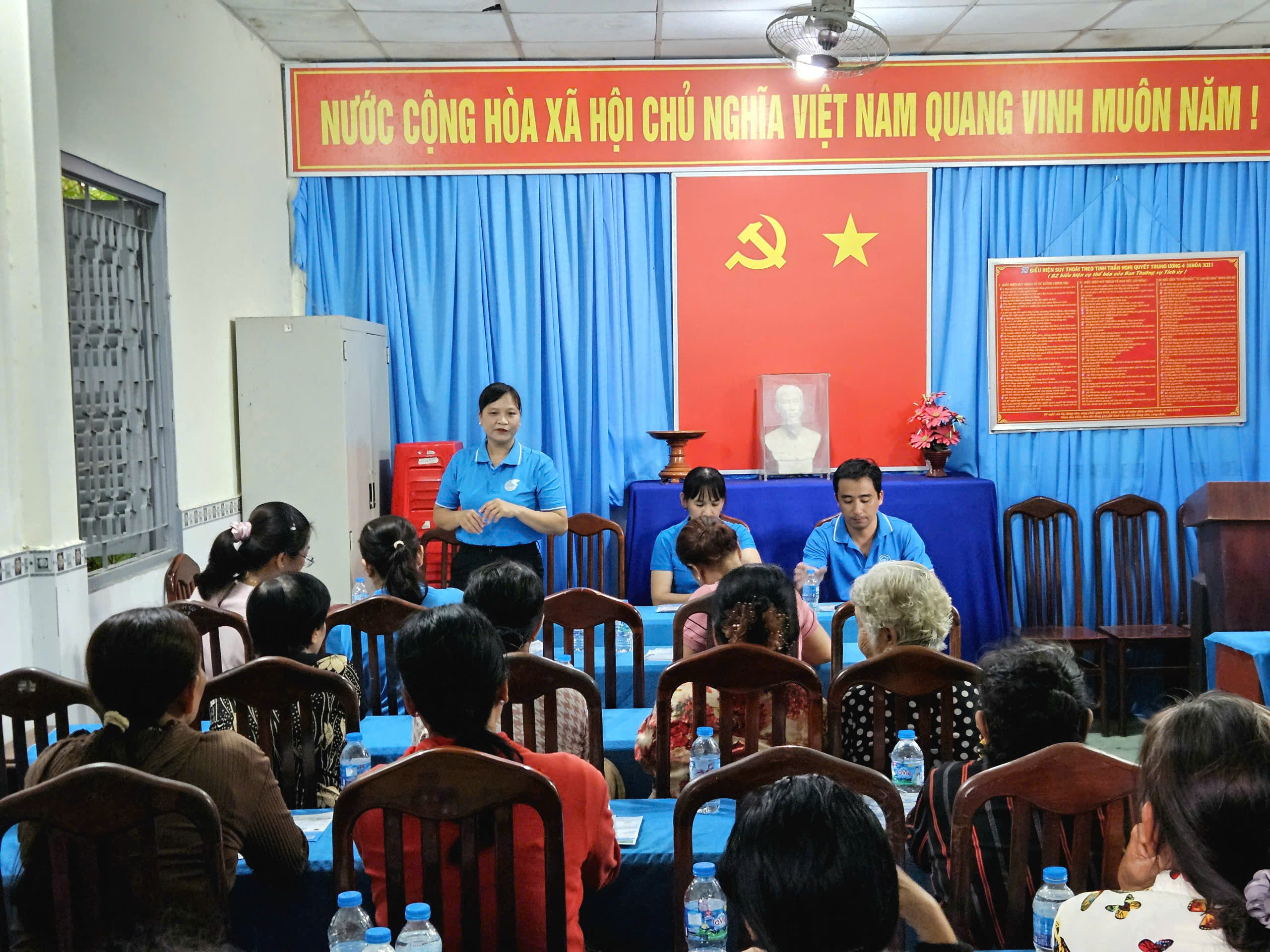Hội LHPN phường Hòa Thuận tuyên truyền chính sách BHXH tự nguyện cho hội viên và người dân tại khóm đầu bờ