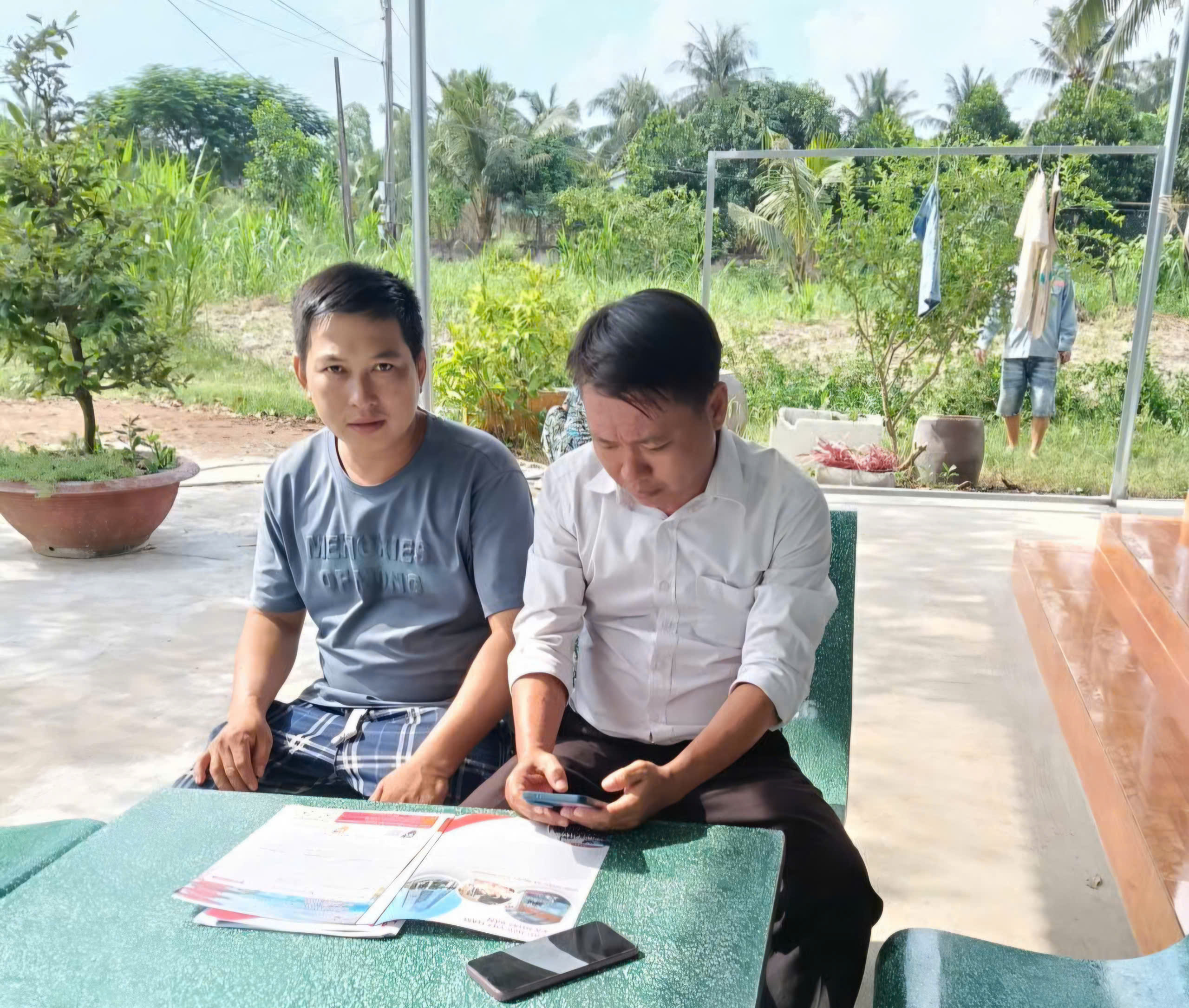 Tổ công nghệ số cộng đồng phường Hòa Thuận tích cực hỗ trợ người dân chuyển đổi số