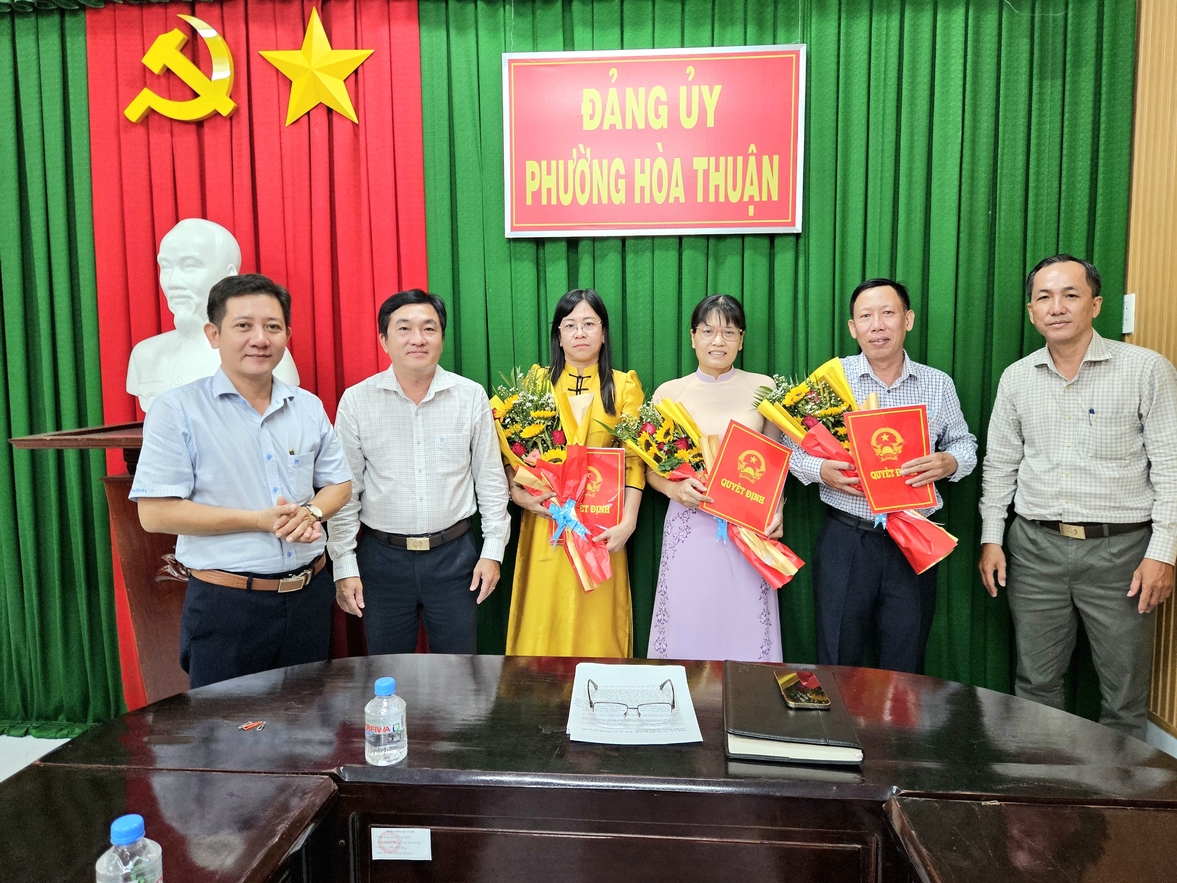Phường Hòa Thuận công bố, trao quyết định điều động, bổ nhiệm viên chức quản lý các trường học sau sắp xếp