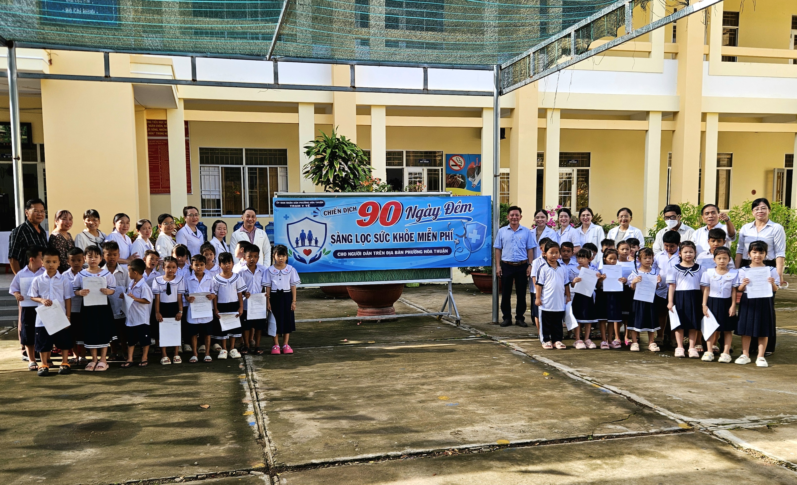 Trường tiểu học hòa thuận tổ chức khám sức khỏe định kỳ cho học sinh