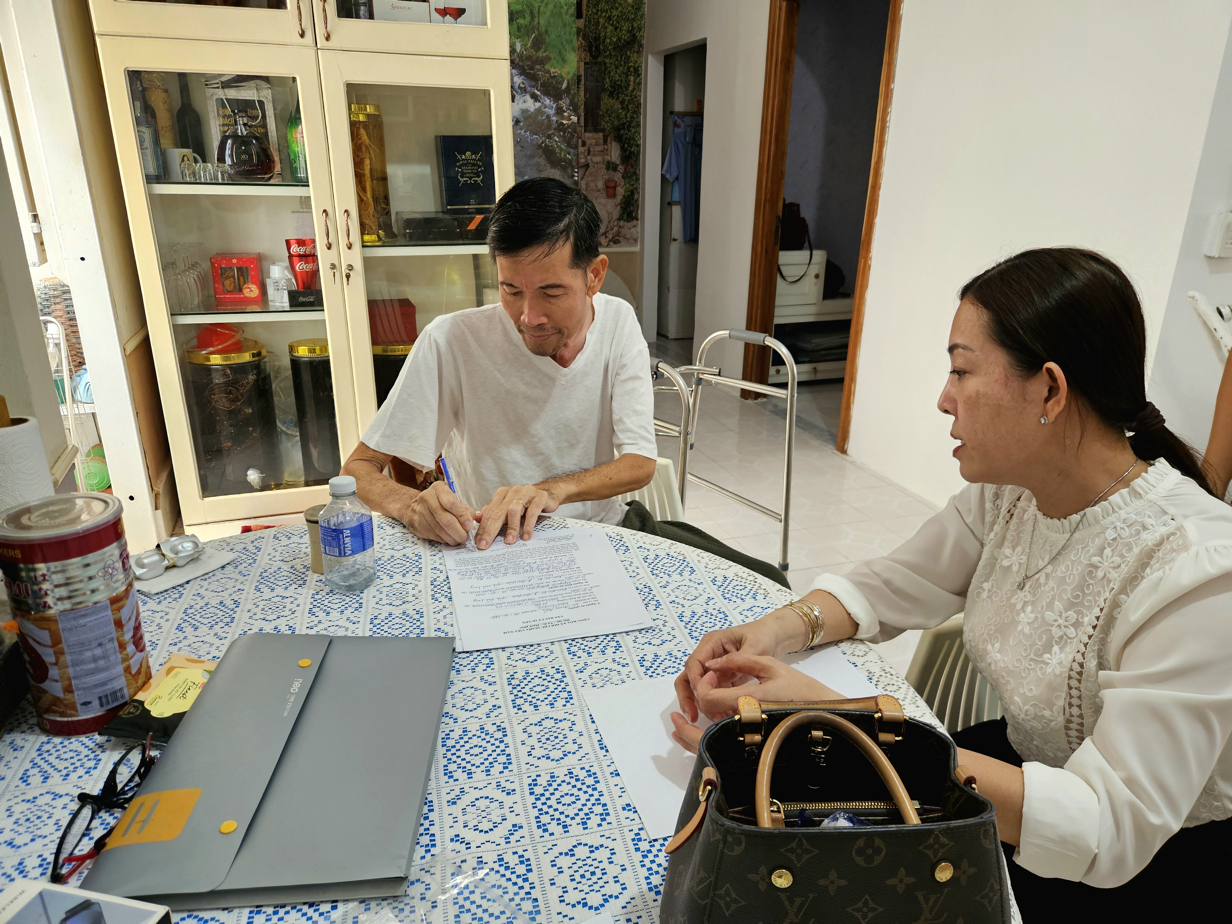 Phường Hòa Thuận đồng hành cùng người yếu thế thực hiện thủ tục hành chính tại nhà