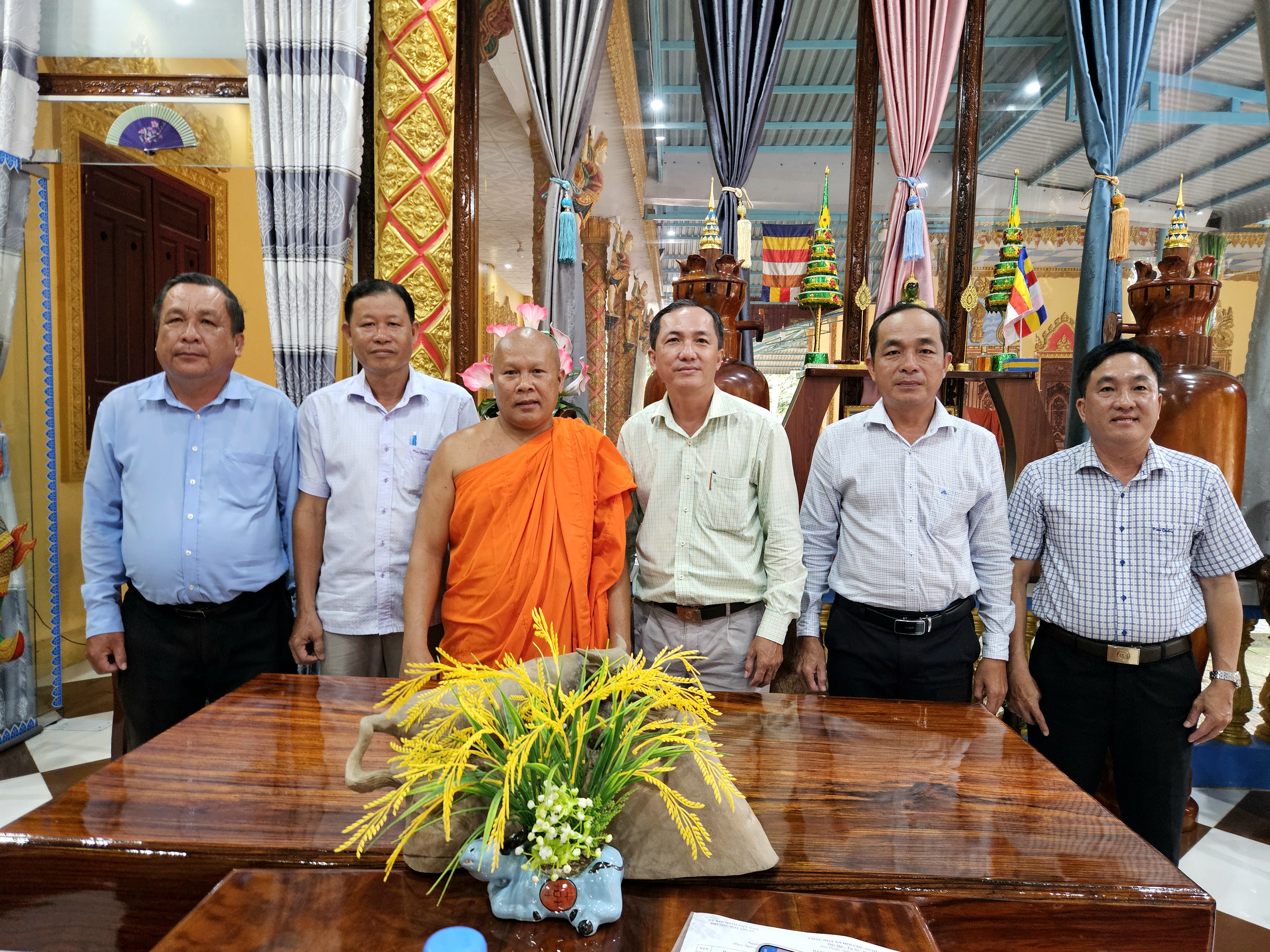 Lãnh đạo phường Hòa Thuận thăm, chúc mừng đồng bào khmer và người có uy tín nhân dịp lễ sen dolta năm 2026