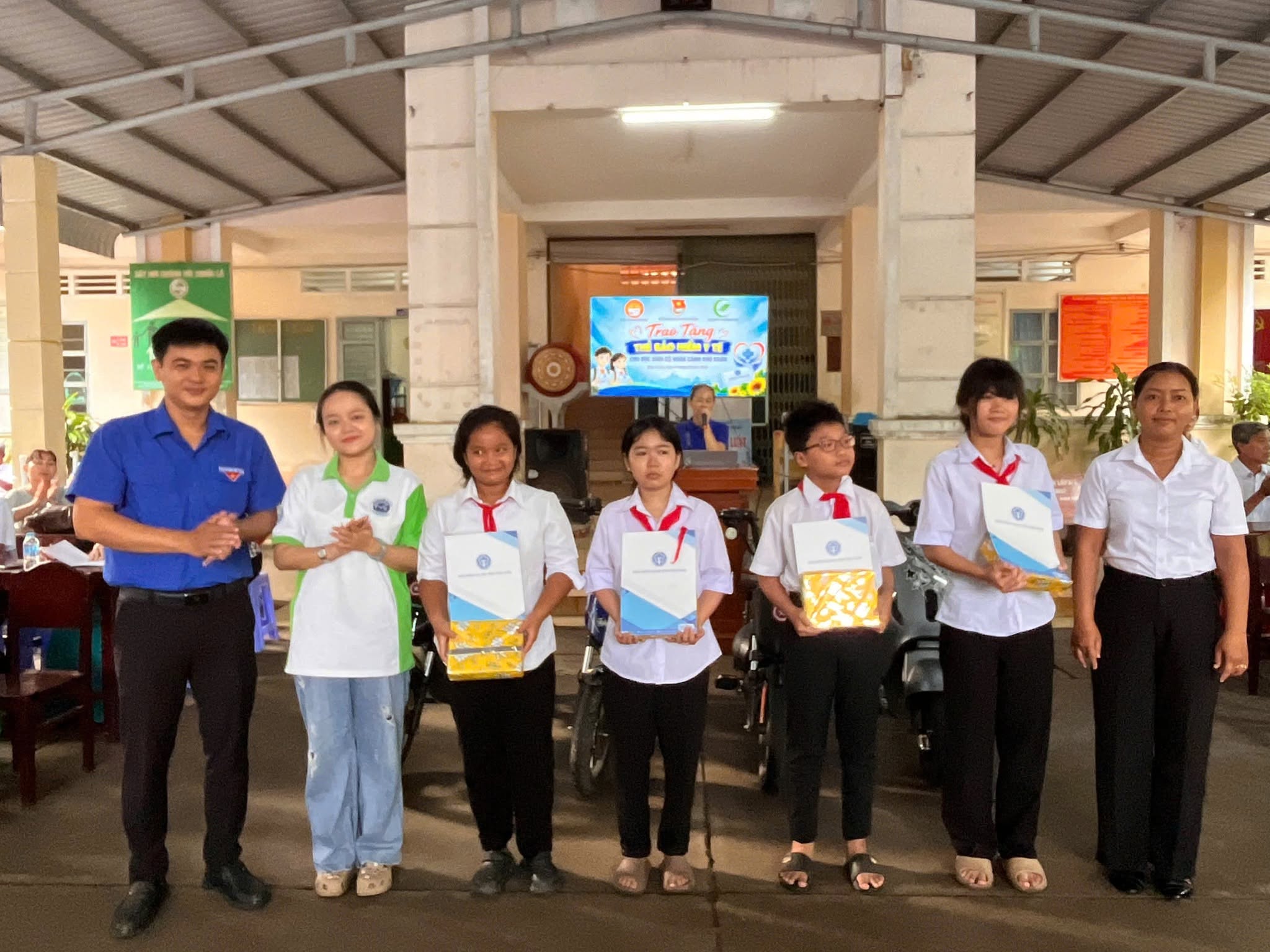 Hội khuyến học phường Hòa Thuận trao tặng thẻ BHYT và quà cho học sinh có hoàn cảnh khó khăn