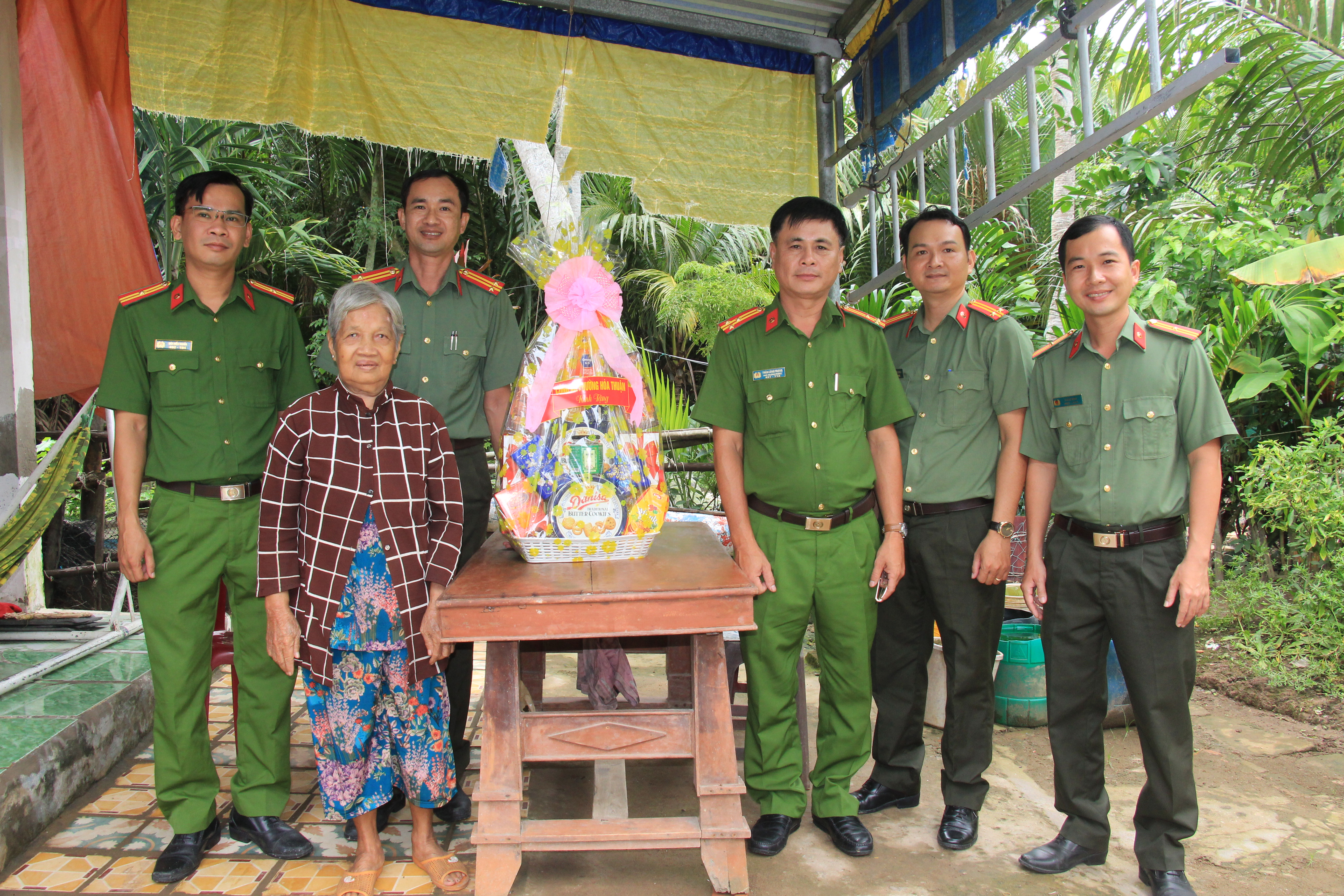Công an phường Hòa Thuận thăm, tặng quà gia đình chính sách nhân dịp kỷ niệm Ngày truyền thống Công an nhân dân