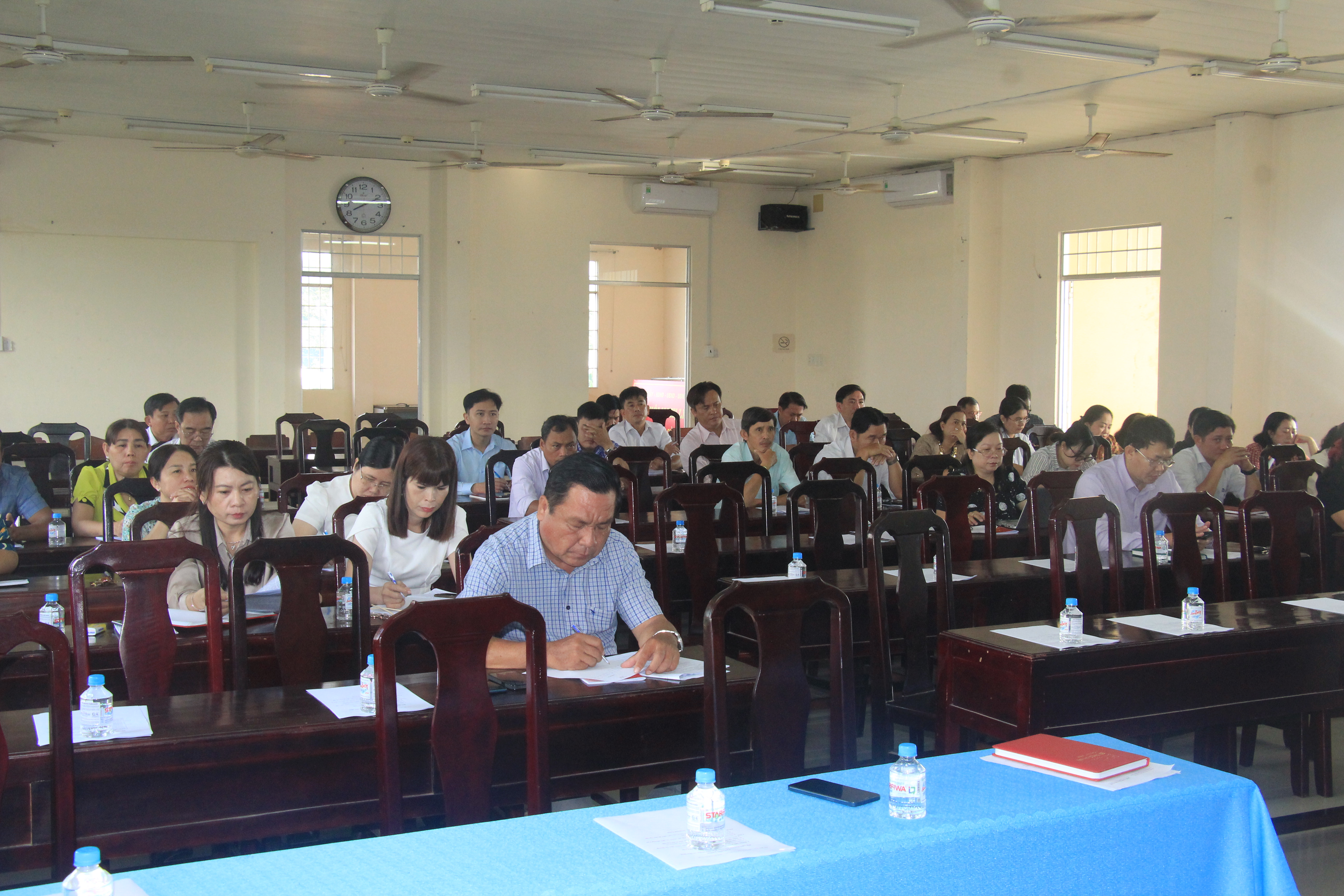 Chi bộ cơ sở UBND phường Hòa Thuận tổng kết công tác năm 2025