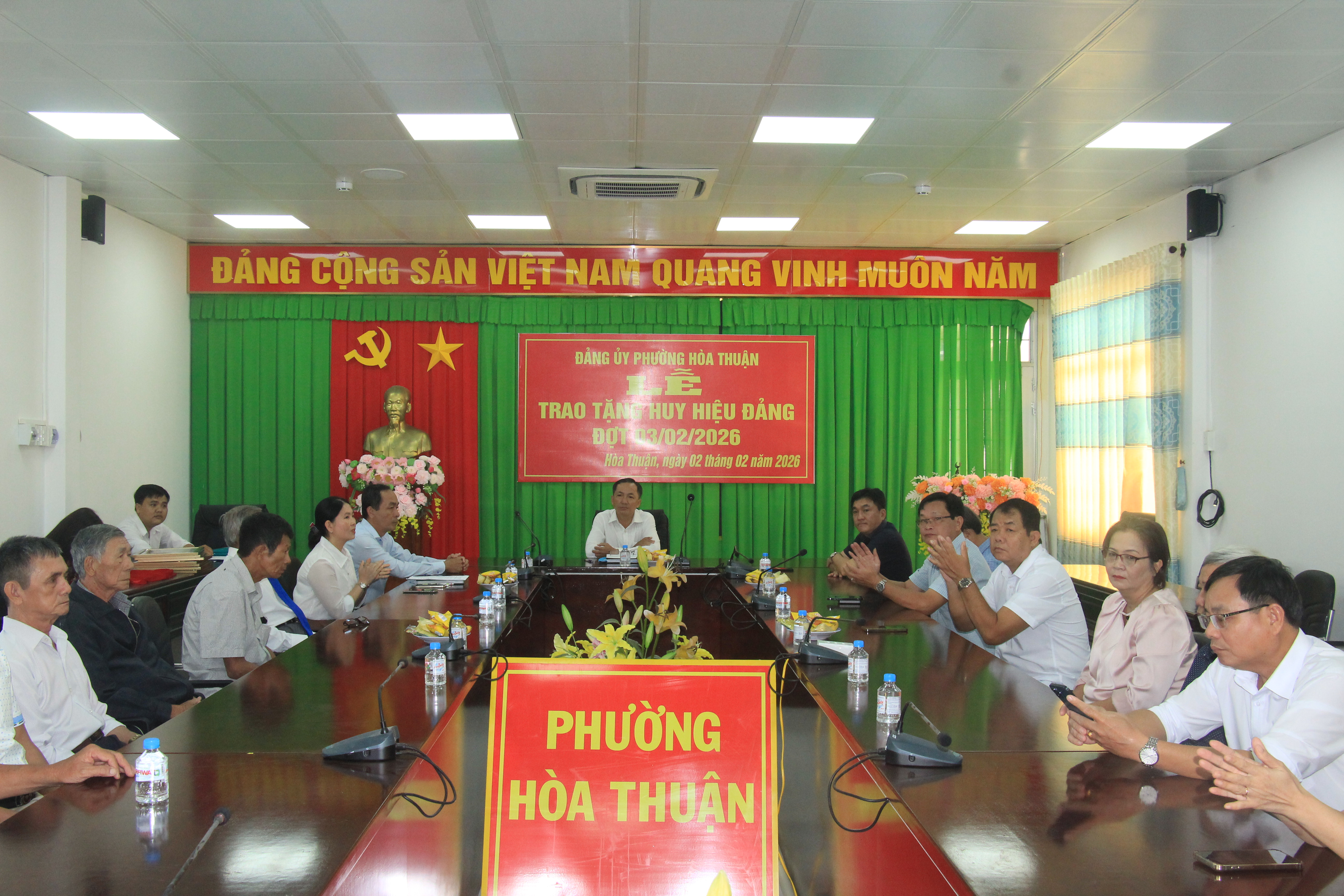 Trao Huy hiệu Đảng – sự ghi nhận cao quý đối với những cống hiến bền bỉ của người đảng viên
