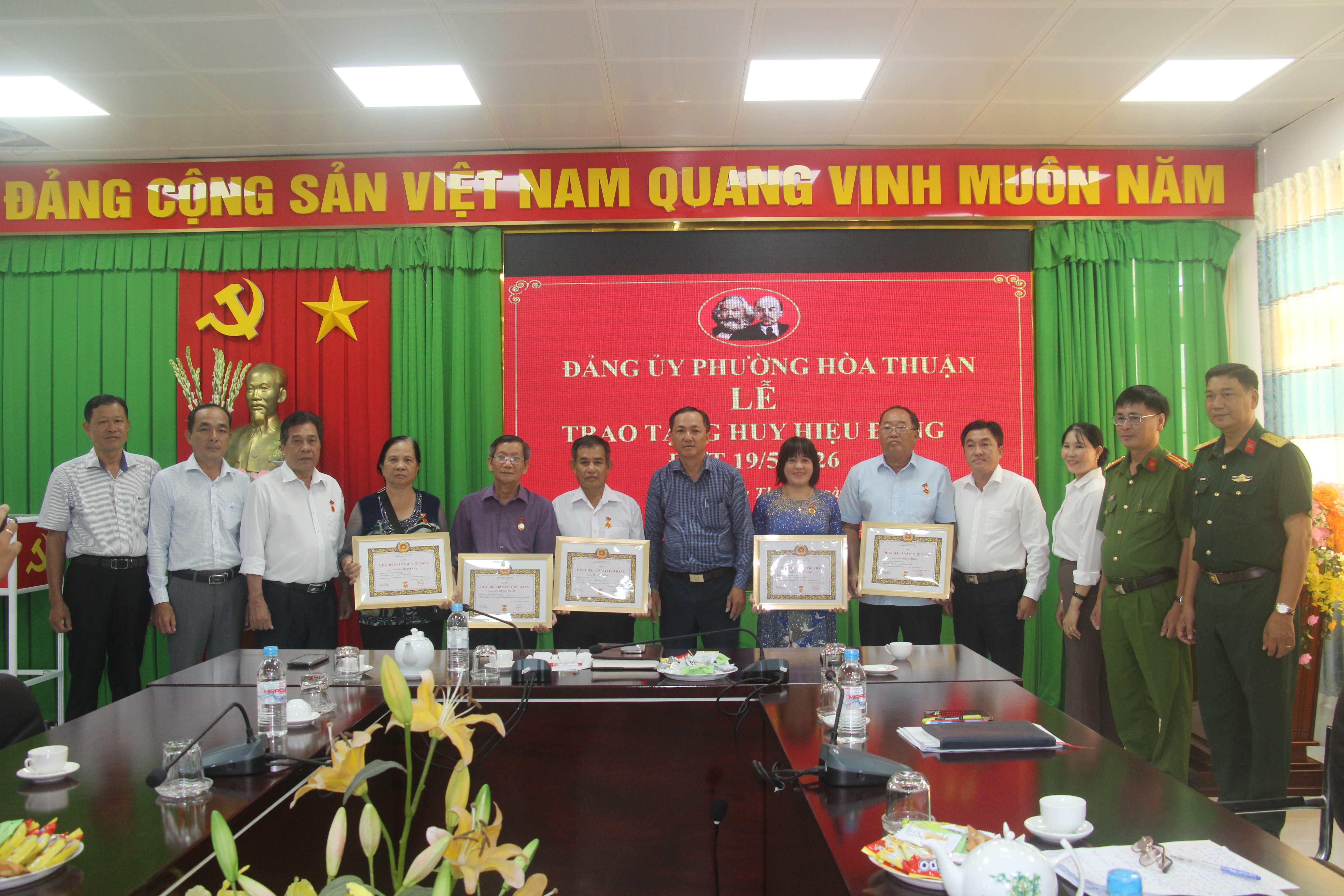Đảng ủy phường Hòa Thuận trang trọng tổ chức Lễ trao tặng Huy hiệu Đảng đợt 19/5/2026