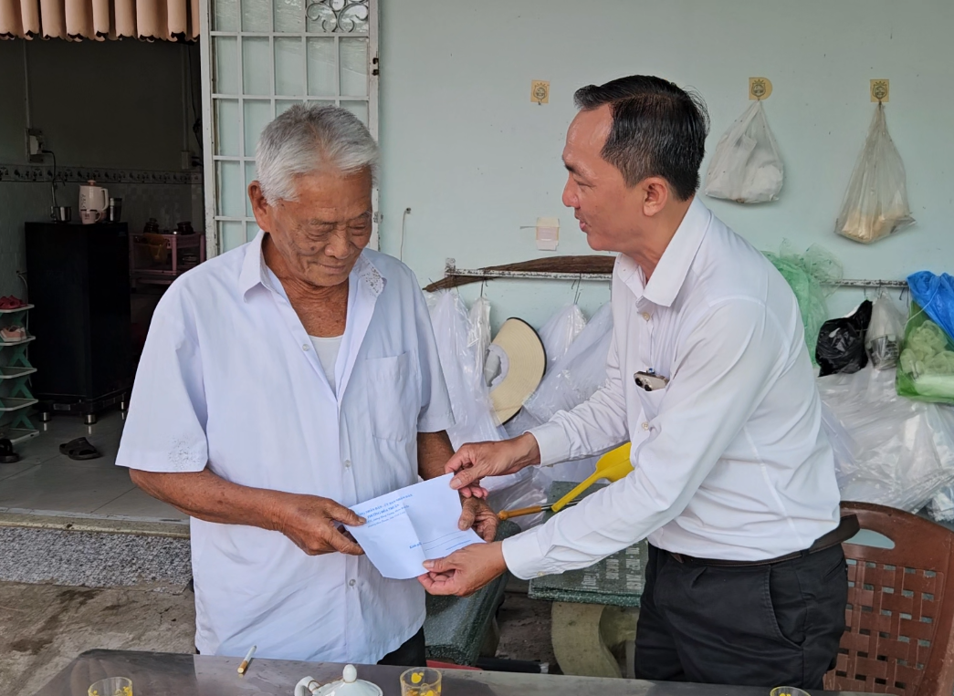 Phường Hòa Thuận thăm, tặng quà gia đình chính sách nhân dịp 79 năm ngày thương binh - liệt sĩ
