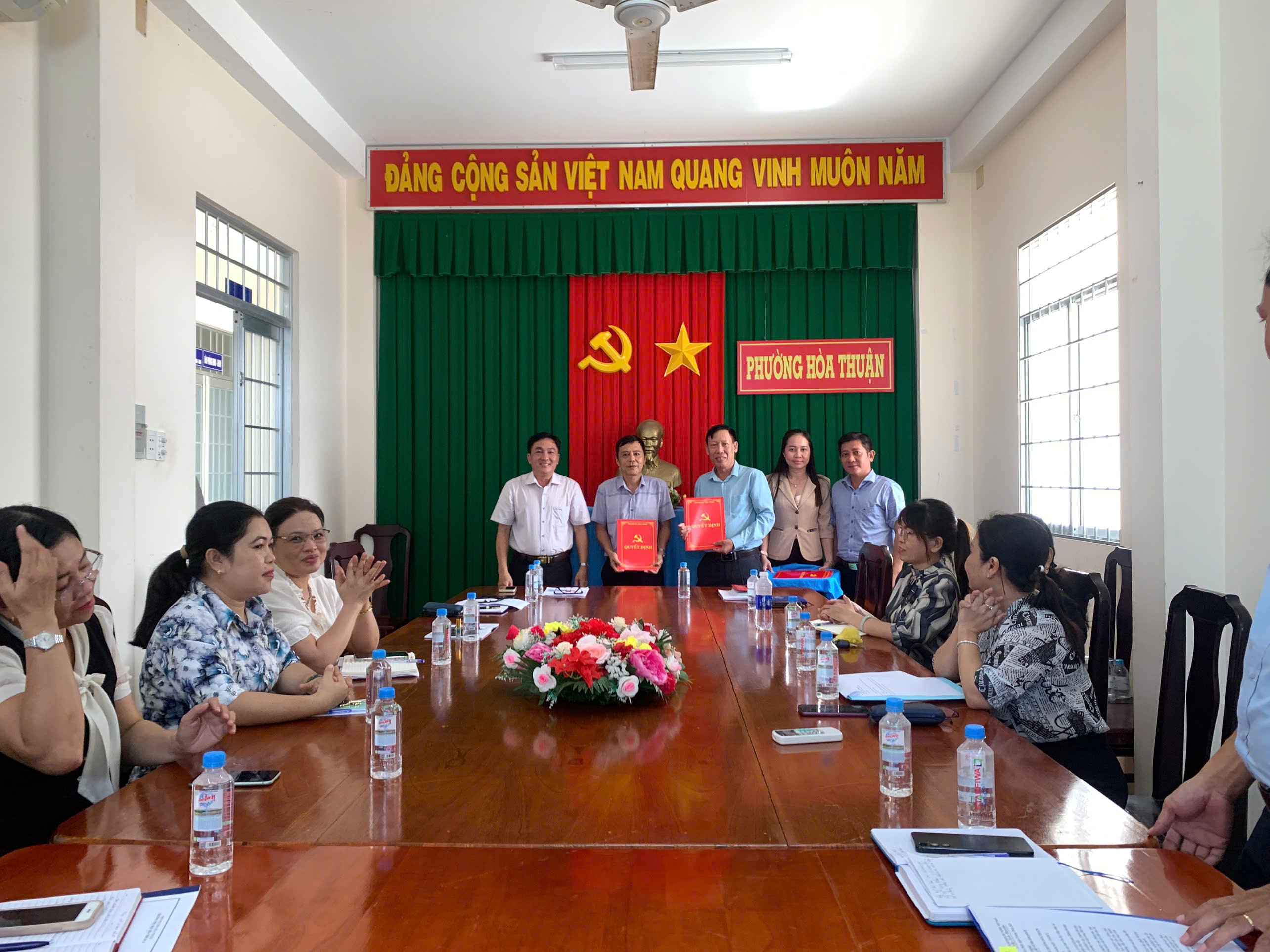 Phường Hòa Thuận trang trọng tổ chức lễ trao quyết định bổ nhiệm, bổ nhiệm lại các chức danh hiệu trưởng, phó hiệu trưởng trên địa bàn
