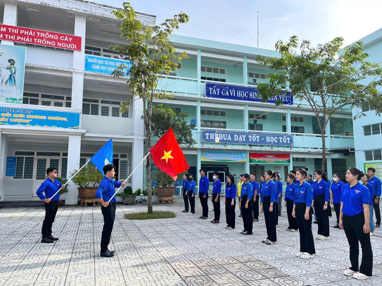 Phường Hòa Thuận tổ chức lễ chào cờ “Tôi yêu Tổ quốc tôi” theo nghi thức Hội Liên hiệp Thanh niên Việt Nam 