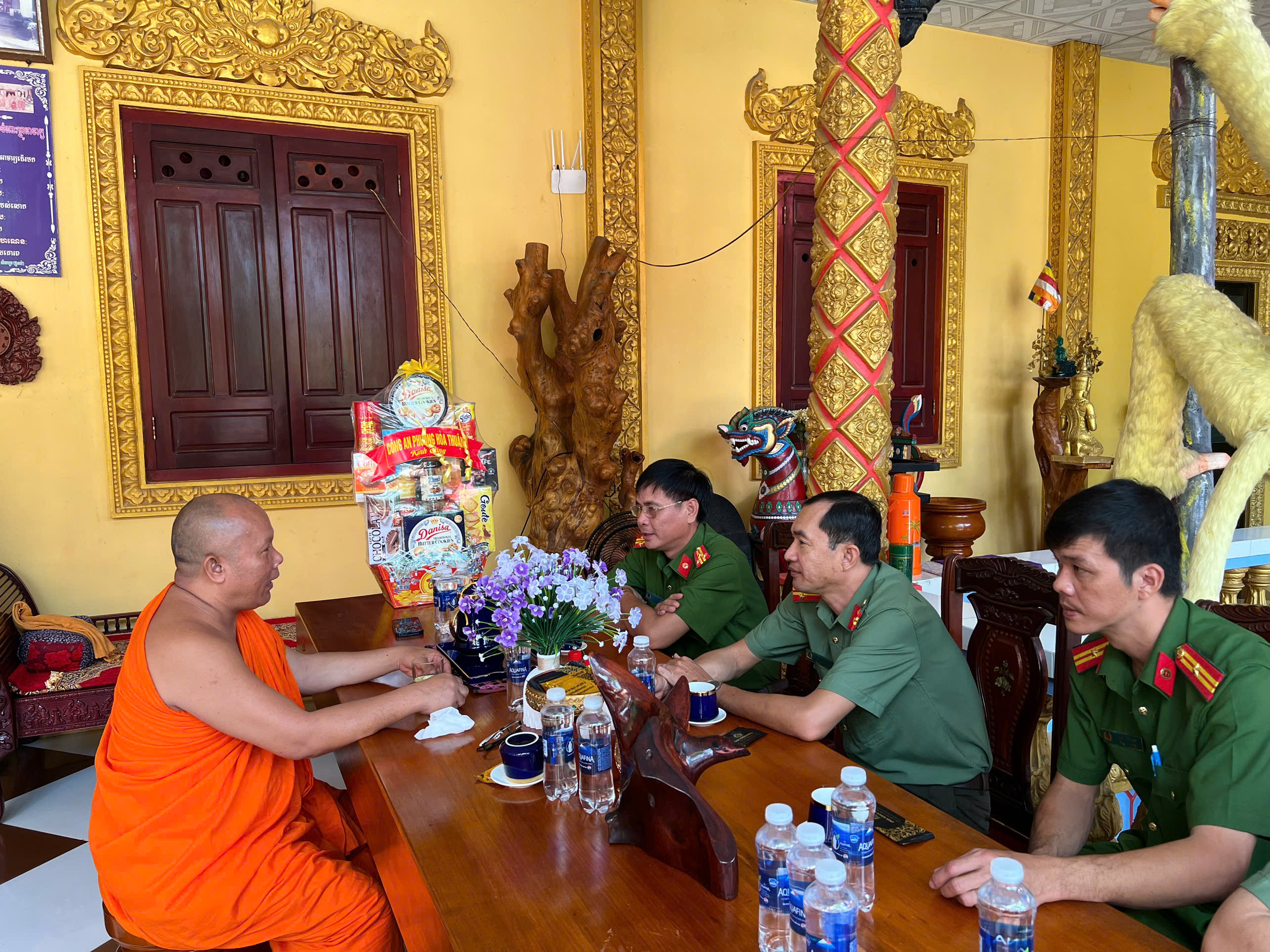 Công an phường Hòa Thuận thăm, tặng quà dịp lễ Sêne Đôlta