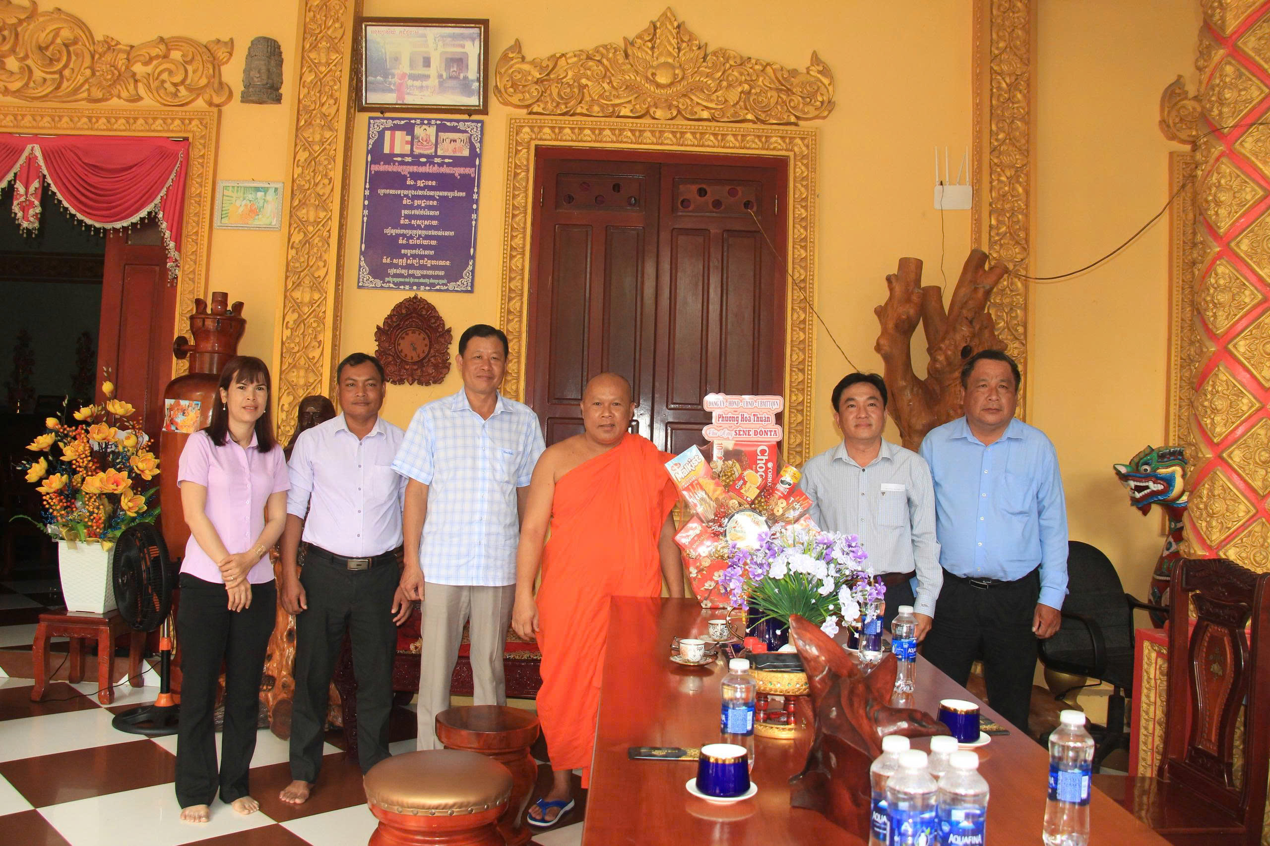 Lãnh đạo Đảng ủy, HĐND, UBND và Ủy ban MTTQ Việt Nam phường Hòa Thuận thăm, tặng quà tại các chùa và người có uy tín trong đồng bào dân tộc dịp lễ Sen Dolta