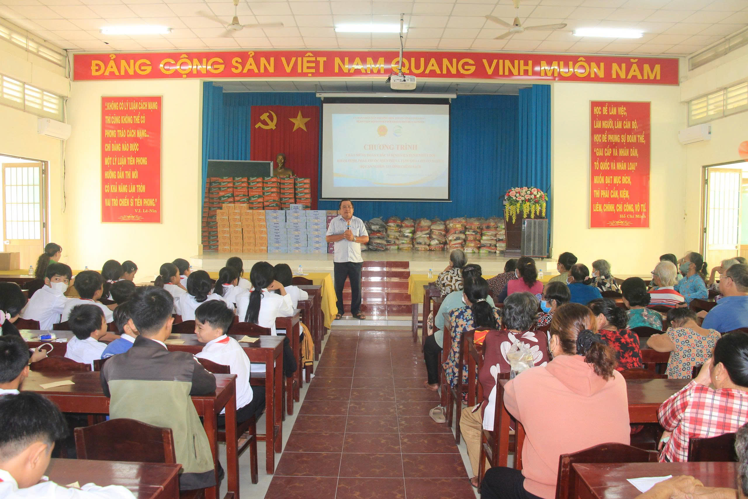 Lan tỏa nghĩa tình vì cộng đồng: Phường Hòa Thuận phối hợp Bệnh viện Bệnh Nhiệt đới TP. Hồ Chí Minh khám bệnh, tặng quà cho hộ nghèo