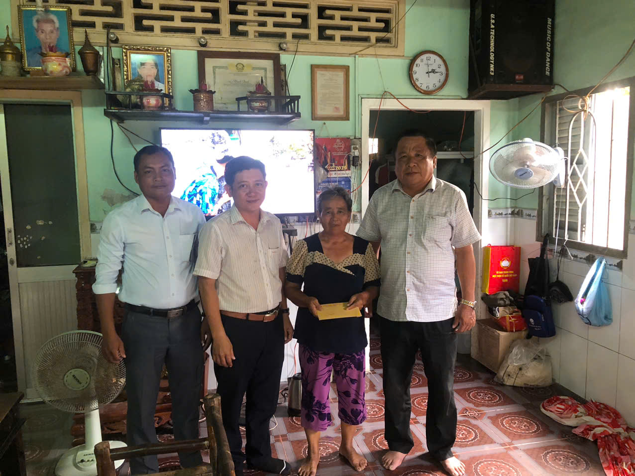UBND PHƯỜNG HÒA THUẬN THĂM, TẶNG QUÀ GIA ĐÌNH CHÍNH SÁCH NHÂN DỊP TẾT CỔ TRUYỀN CHÔL CHNĂM THMÂY NĂM 2026