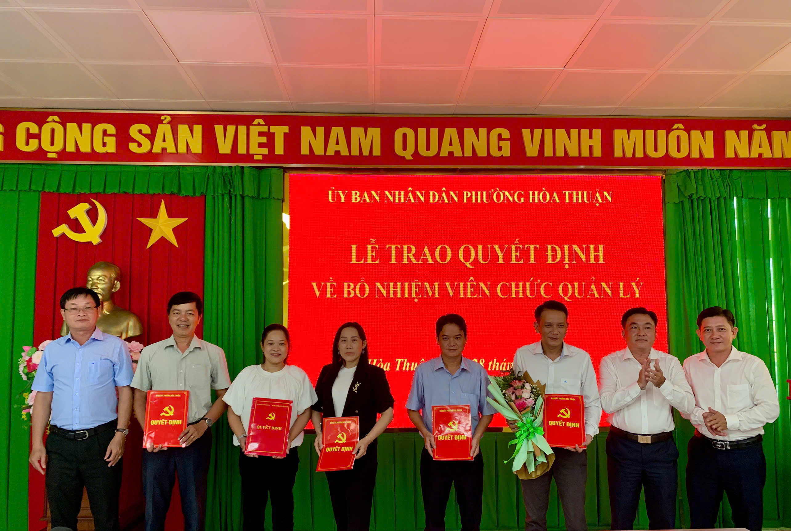 Phường Hòa Thuận công bố thành lập Trung tâm Dịch vụ sự nghiệp công và trao quyết định bổ nhiệm cán bộ
