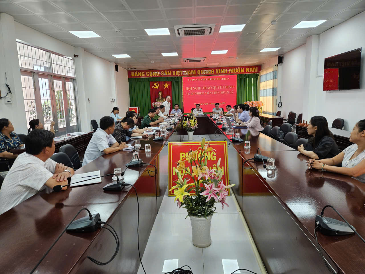 PHƯỜNG HÒA THUẬN TRAO QUYẾT ĐỊNH BỔ NHIỆM GIÁM ĐỐC TRUNG TÂM DỊCH VỤ SỰ NGHIỆP CÔNG